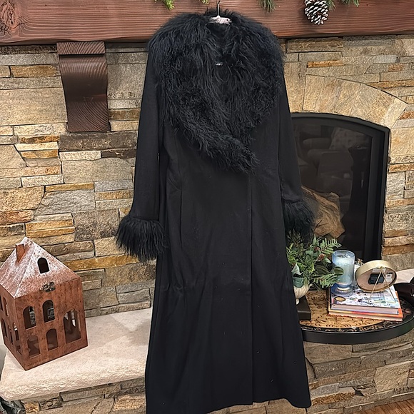 Montanaco black wool blend coat with Tibet fur collar and trim. Large - Picture 10 of 10